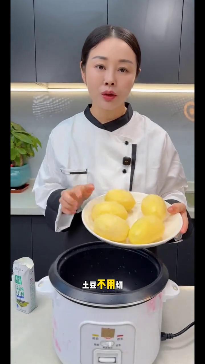 肉末土豆泥。
10个人有9个人都不知道土豆不用切，直接倒进电饭锅里来，然后再加入