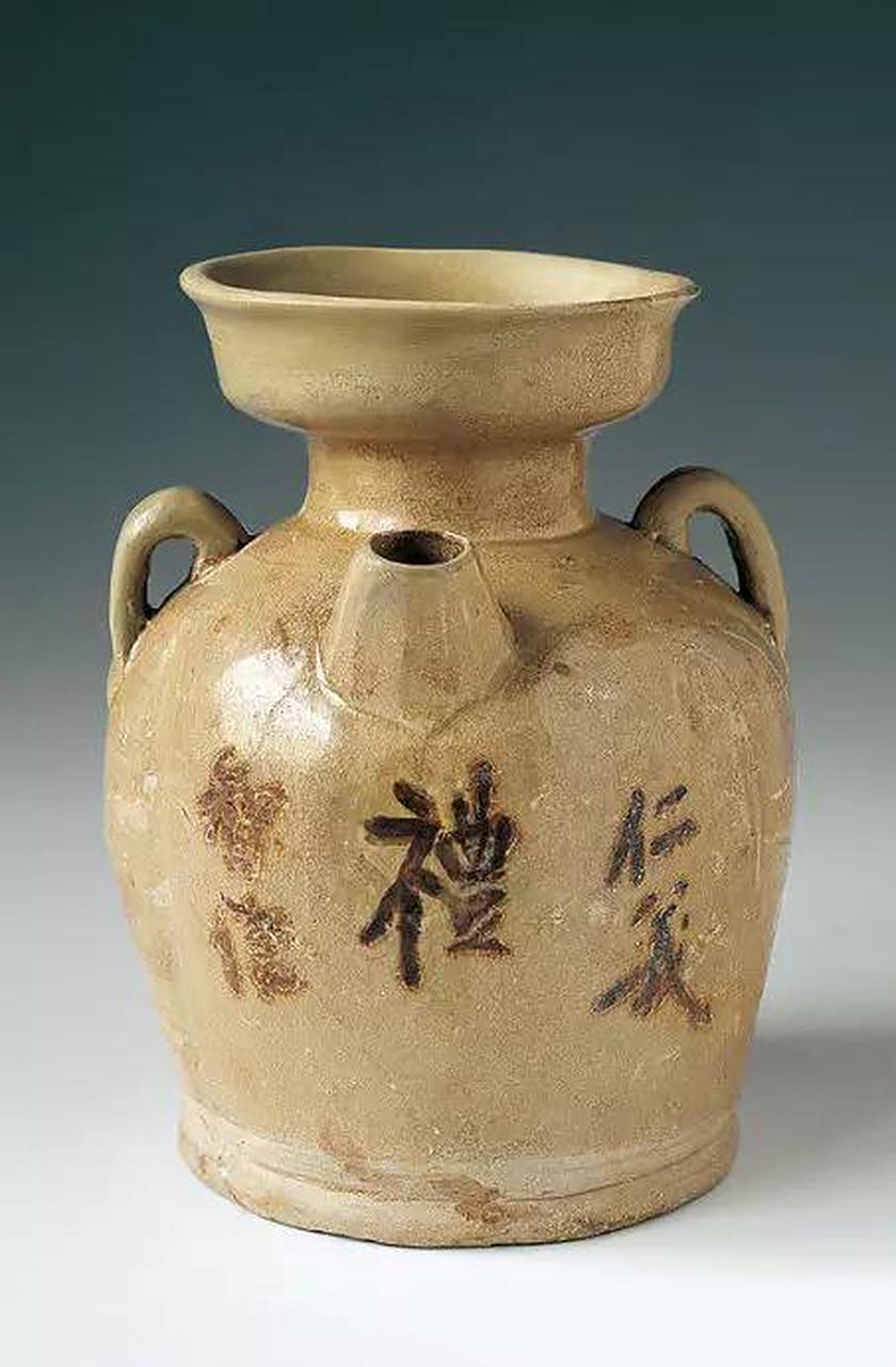 唐代是中国陶瓷史上的黄金时代，以浙江越窑为代表的南方青瓷与河北邢窑为代表的北方白