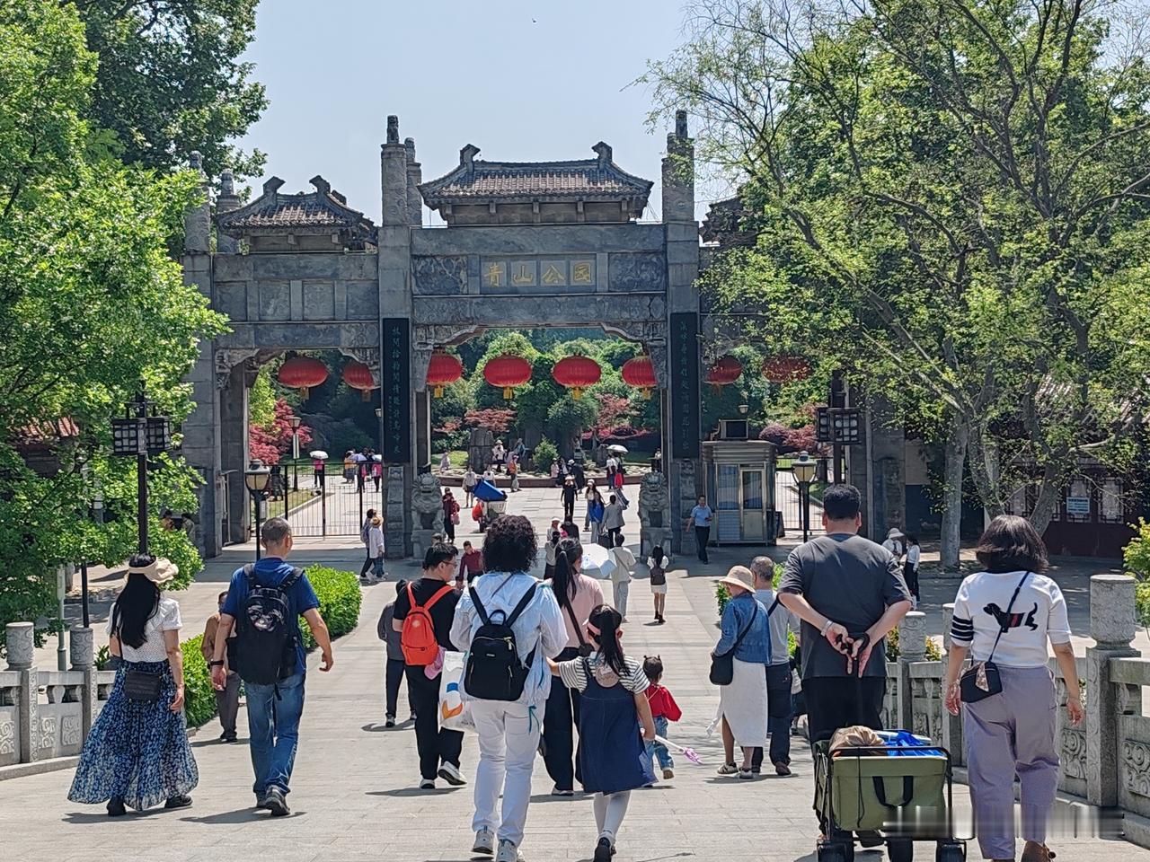 武汉市青山公园也成了游客春游赏花打卡点（手机拍摄，原创作品）！🍎🇨🇳🍎武