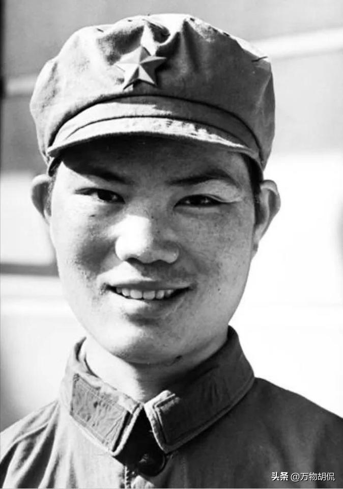 1971年，23岁女干部李玉枝嫁给了一个战斗英雄，婚后她睡觉时，竟拿布条将自己和
