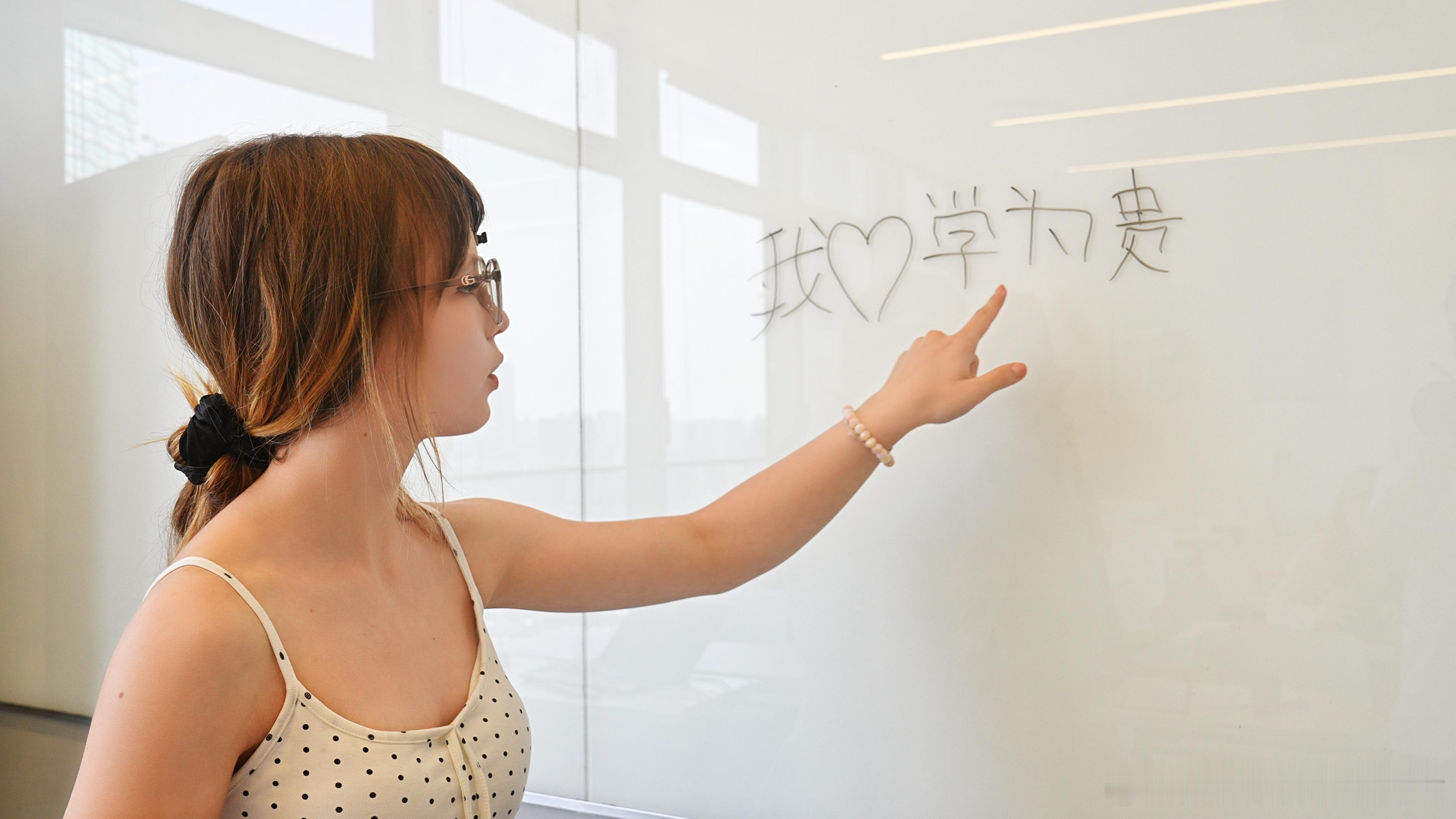 俄罗斯青年暑假来到学为贵，学习英语真经和中文。学贯中西，世界在学为贵相遇