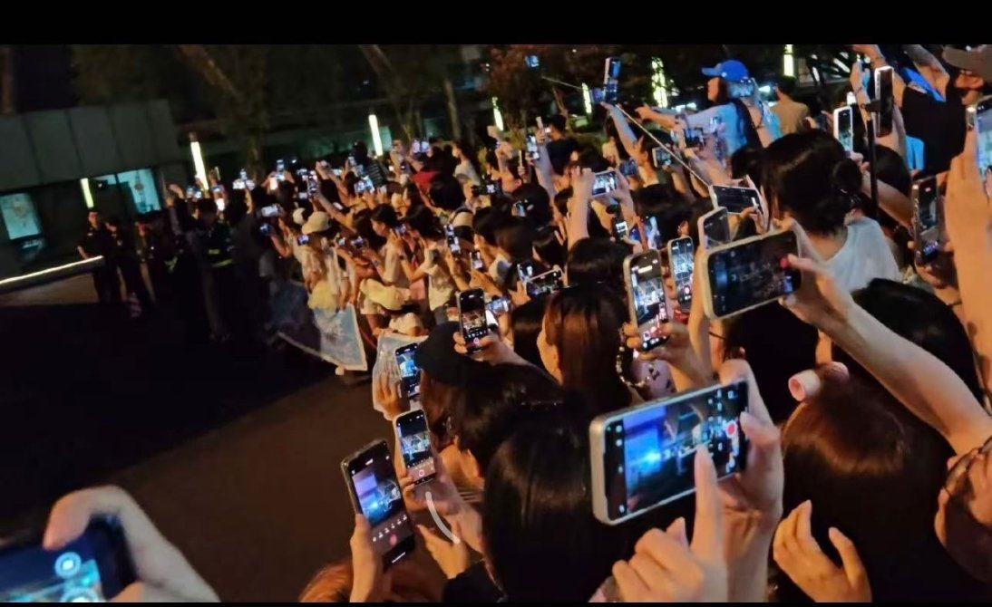 杨洋 老三所到之处，妹子云集！其实还有姐姐我岚图追光s全球代言人杨洋 欢迎你来成