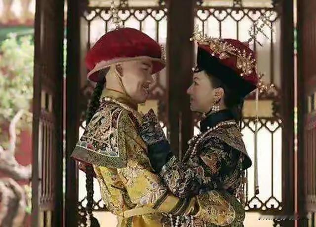 1773年，62岁的乾隆秘密将13岁的皇子颙琰立为接班人，颙琰生母令贵妃却在2年