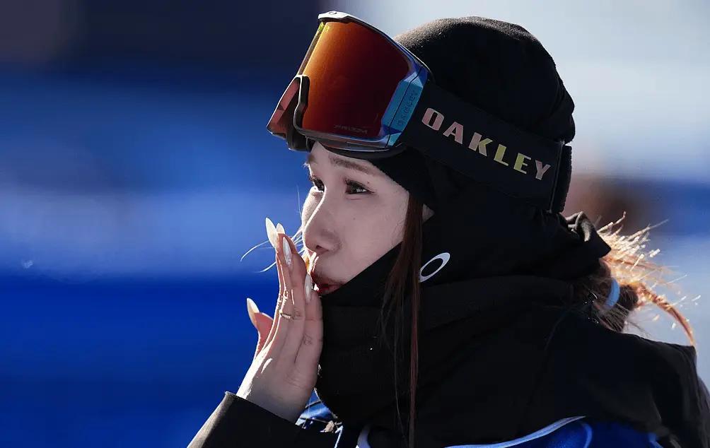 刘梦婷第三滑出现失误，拿到11.28分，暂列第五。刘梦婷第二滑摔倒刘梦婷第三滑失