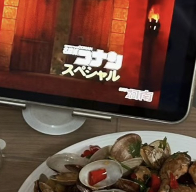 晚风 美食与相伴 一桌女朋友亲手做好的家常菜 配两杯微醺果酒 安安静静追剧吃饭 