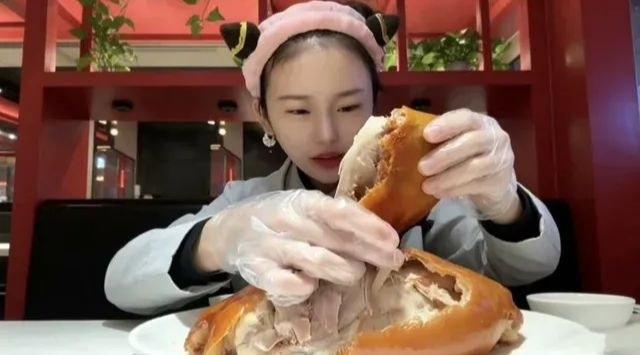 24 岁的姑娘，全身只剩 70 斤。她的胃，一顿能装下 20 斤食物。也就是说，