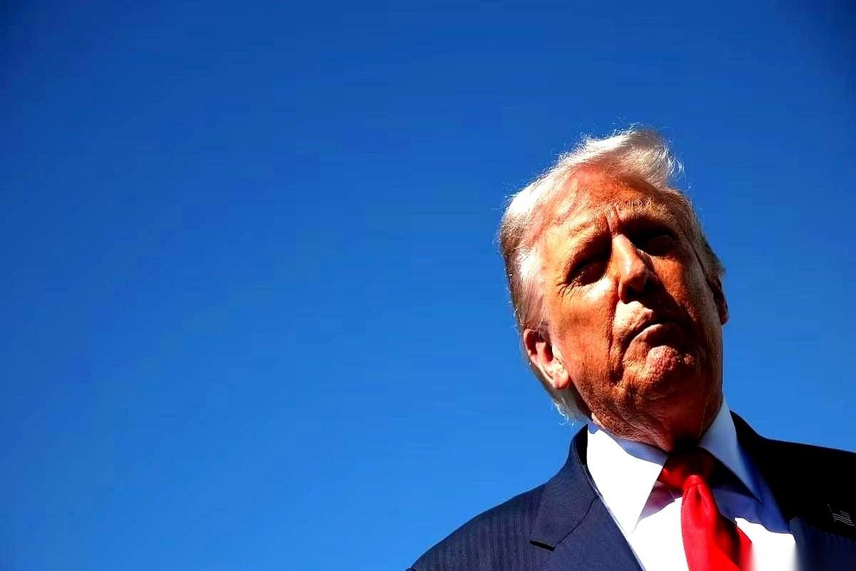 川普放话了，纽约市要是敢选个“康米”当市长，联邦的钱，一分都别想要。
他说得那叫