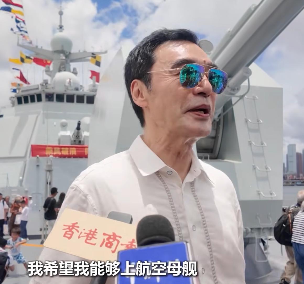 海军士兵：明年我们的军舰还会来。

钟镇涛：预约一份，我明年还要来。

海军士兵