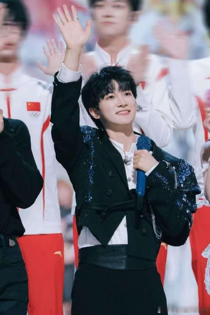 薛之谦周深错位图薛之谦周深热聊 本来以为是普通同台，结果俩人聊天完全没镜头感，不