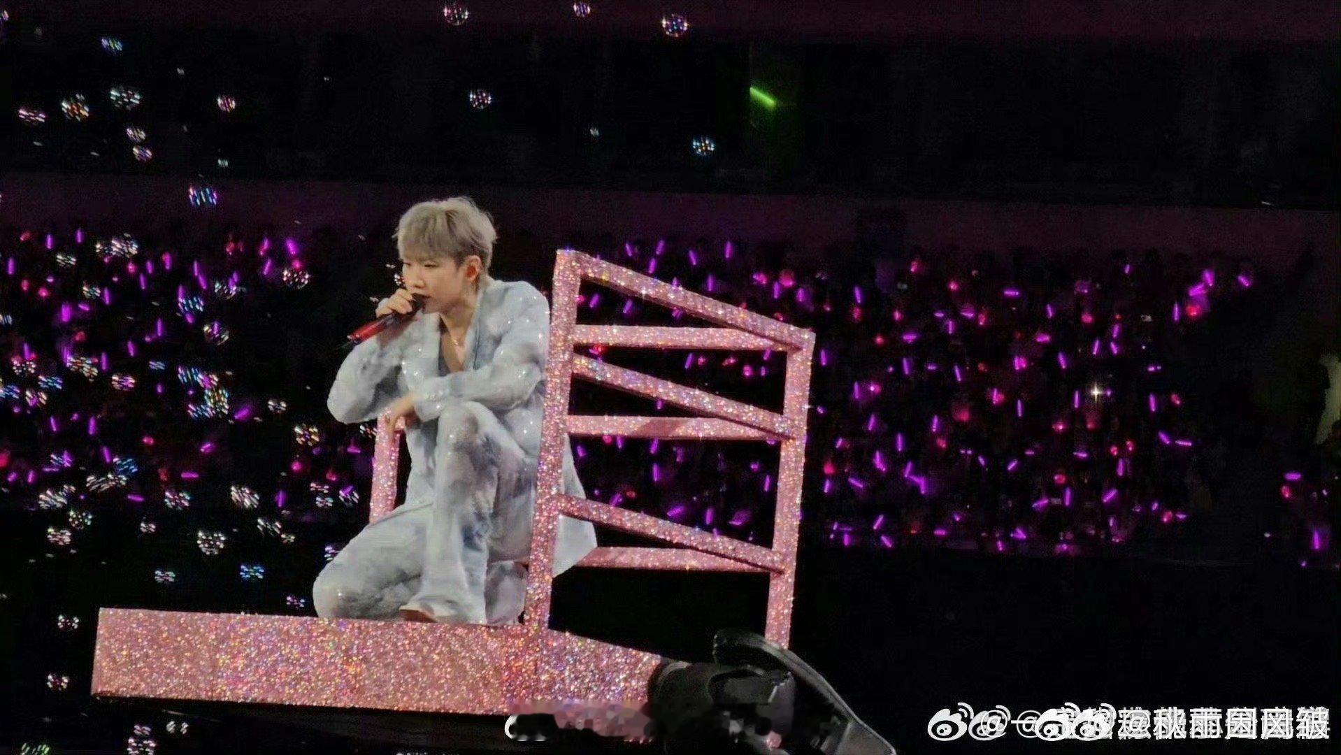 当汪苏泷的歌声响起，所有的尖叫都化作星光落在他肩头。这是他用心诠释每个作品后应得