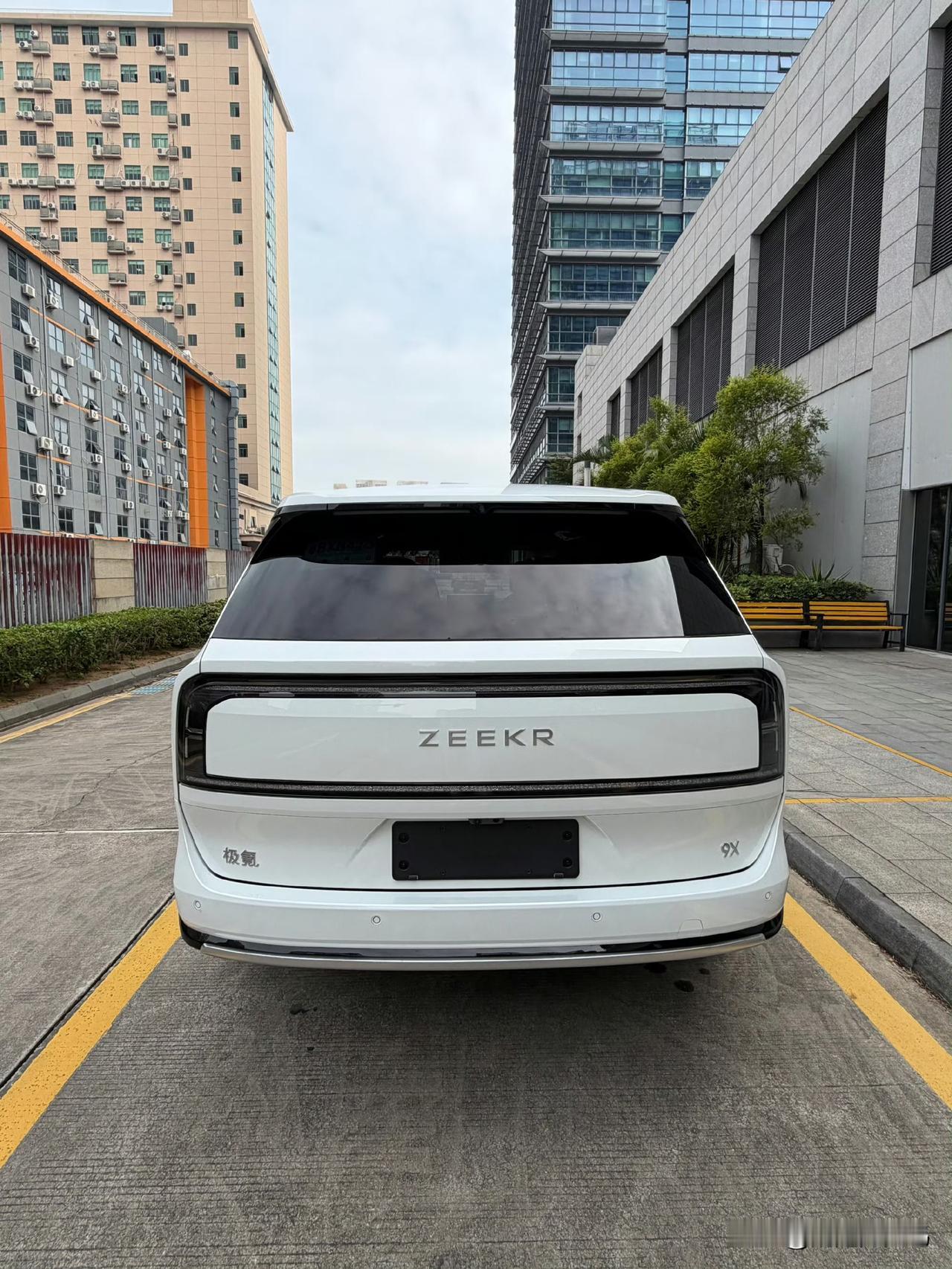 看到个有趣的数据：极氪9X11月成了50万以上最卖座的大型SUV。关键不是数字，