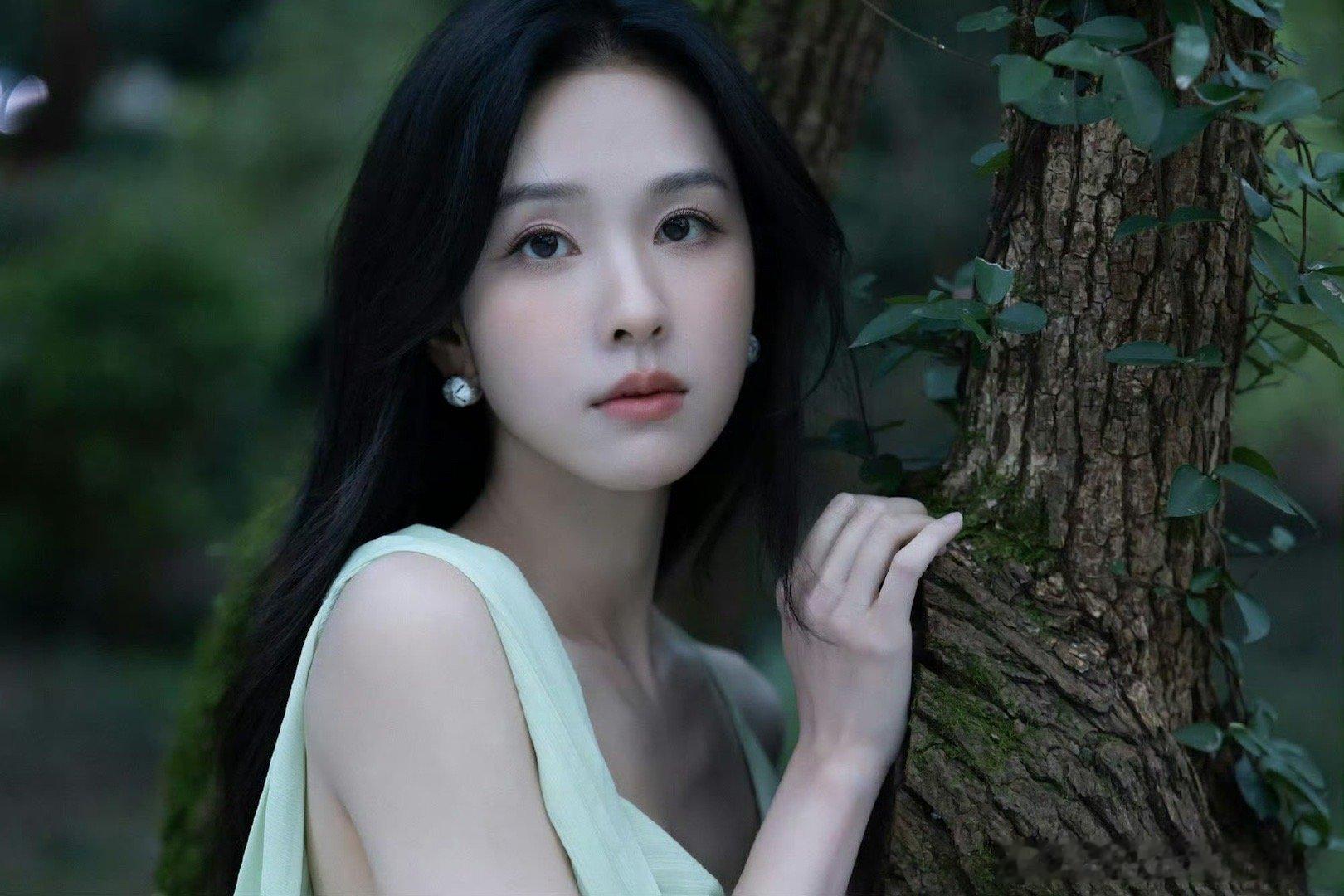 #陈都灵圈内人缘#陈都灵新剧今晚热播，她的人缘圈内公认一流！张婧仪、包上恩、董璇