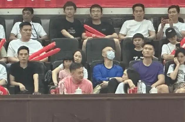 郑薇和杜锋在观战广州打青岛比赛中相谈甚欢，都是广东的主教练一位是女篮主教练一位是