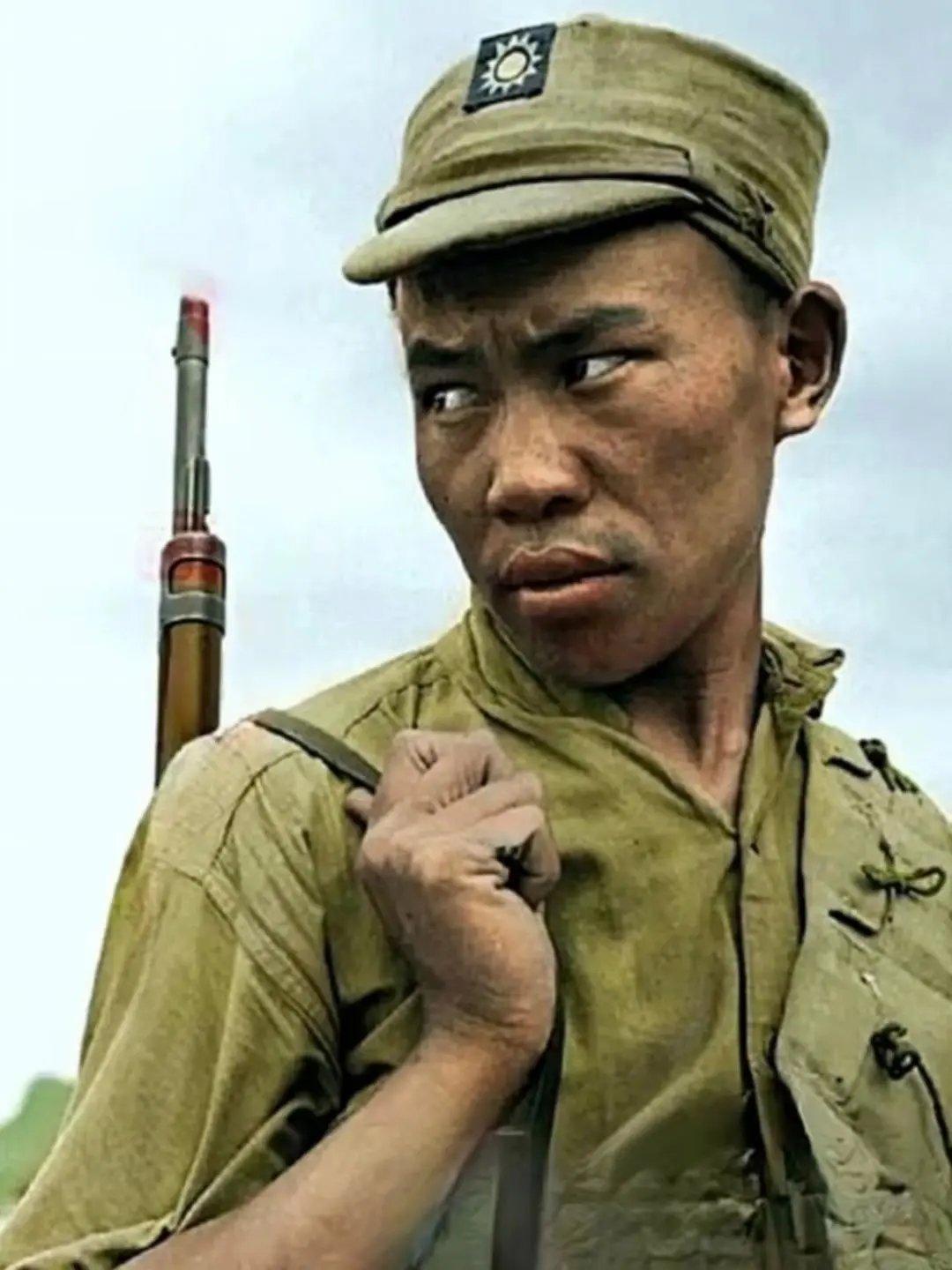 1939年9月，第一次长沙会战前夕，战地记者抓拍到了一名中国士兵的神态。

在他