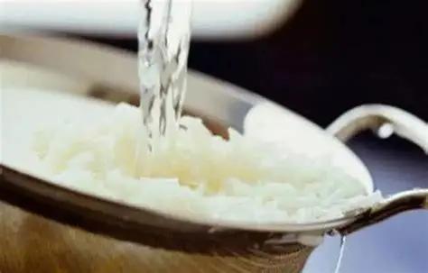 冷知识：淘米水不用直接倒掉，浇花去油污都好用，是天然清洁神器

很多人在家做饭淘