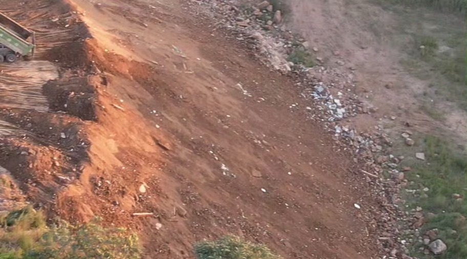 【陕西渭南高新区良田街办塬沟遭违规昼间倾倒渣土，秦岭北麓生态环境堪忧】近日，在高