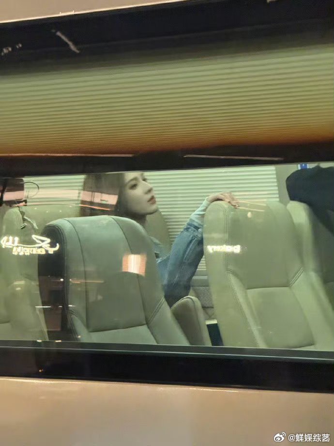 张予曦车窗神图 张予曦的车窗造型美到犯规，发丝与眼神自带高级松弛感，神颜名不虚传