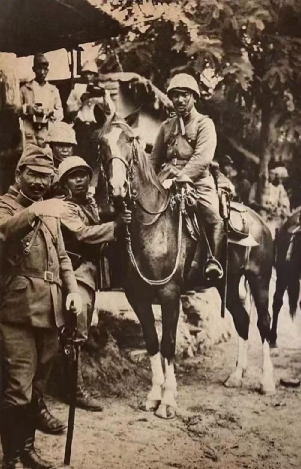 照片摄于1937年卢沟桥事变后不久，骑马的日寇叫牟田口廉也，洗侵华日军步兵第1联