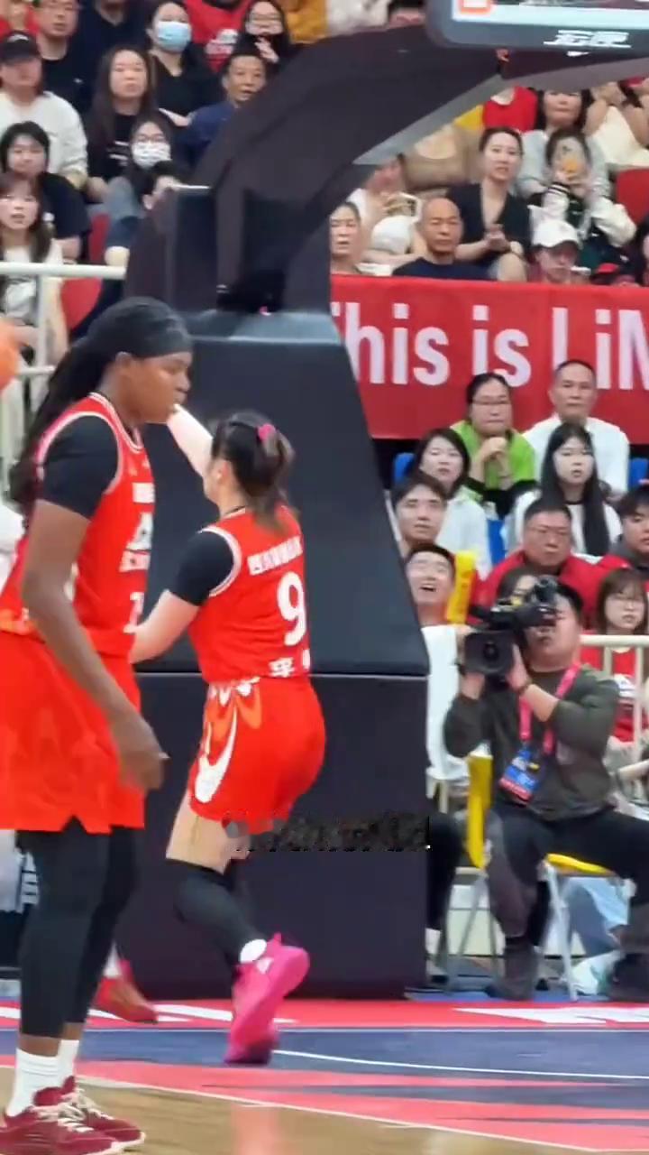 李梦的空缺无人能填上。
太现实了，李梦不在，女篮最大问题藏不住，得分压力剧增，战
