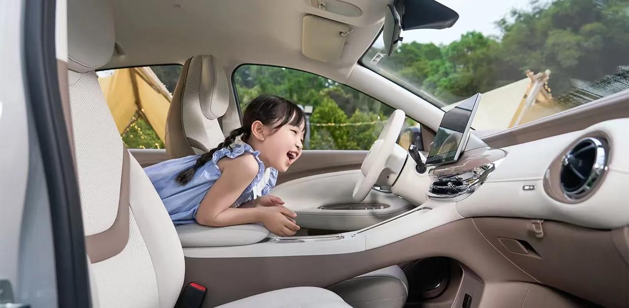 缤果Pro以其全新升级的云感座椅而引人注目，结合航空级U形独立头枕，充分考虑人机