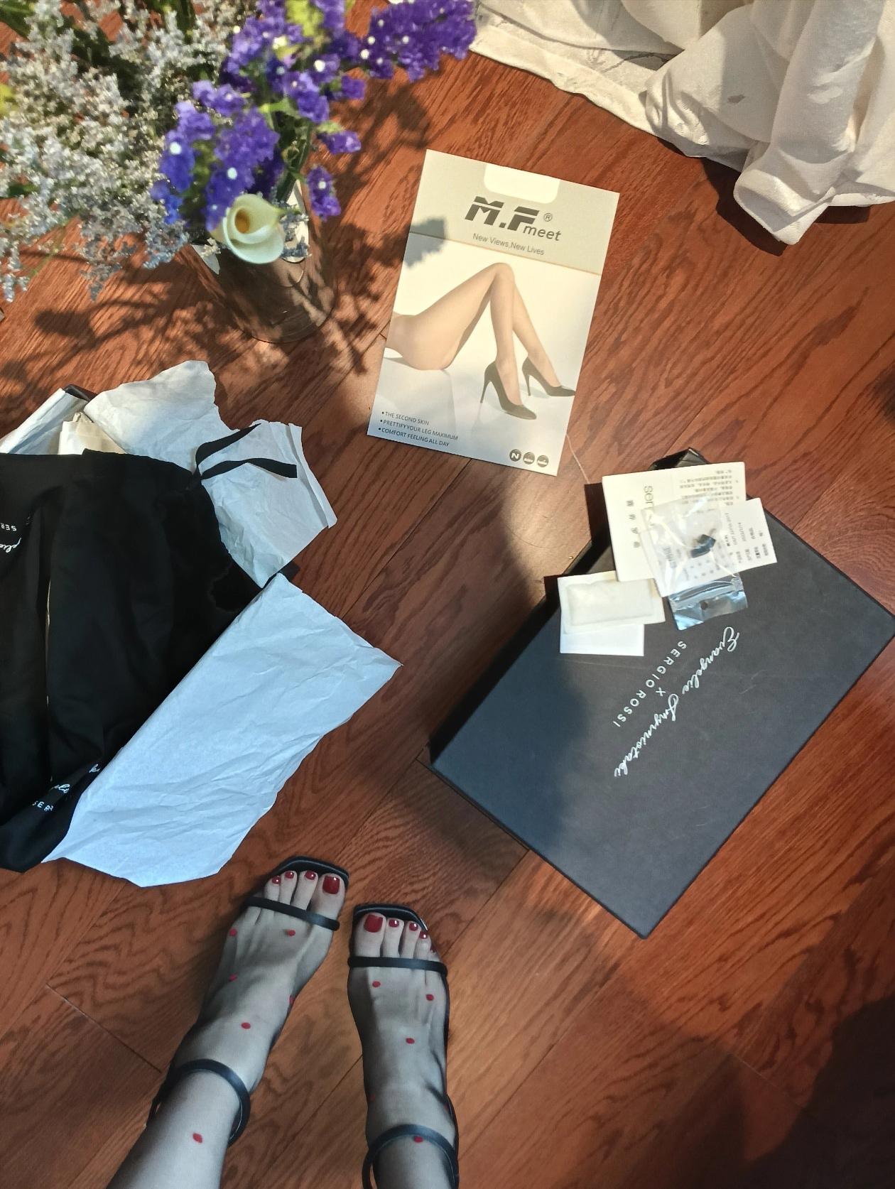 什么颜色的美甲好看又显白圣诞快到了，大红美甲怎么样？美甲