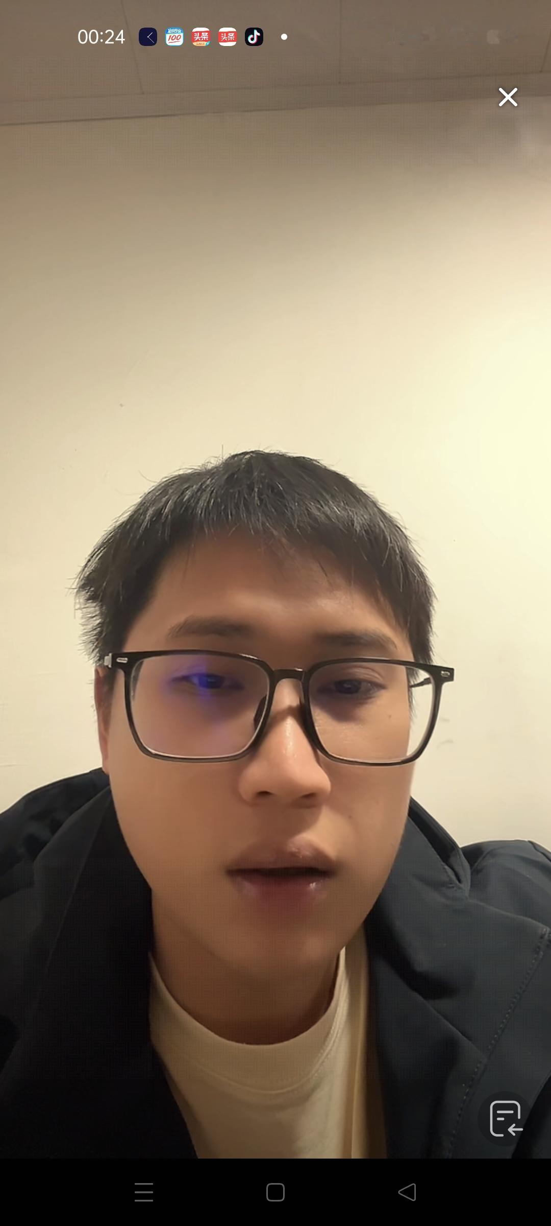 大家猜测梁志辉可能是做汽配生意的， 因为在他的直播间背景能够看到一些关于汽车的配