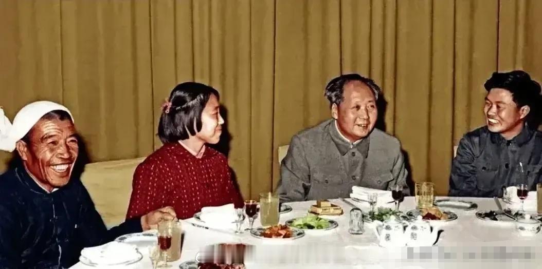这是毛主席请全国劳模吃饭的场景，大家看看这张照片有何感想？从照片中看，座在主席两