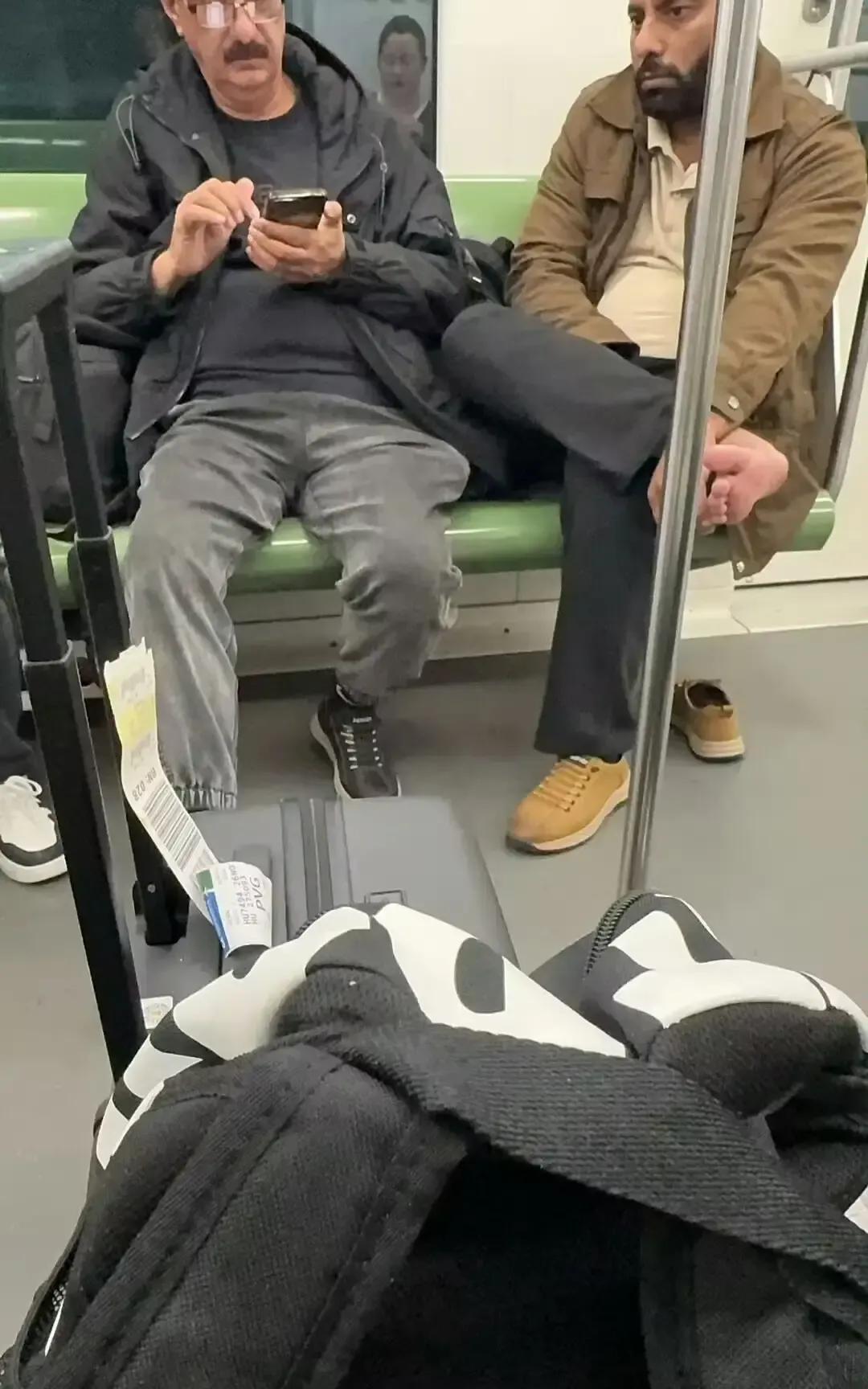 上海地铁2号线里一个印度哥们直接往地上吐痰，声音大得盖过报站。
我那天就站在他对