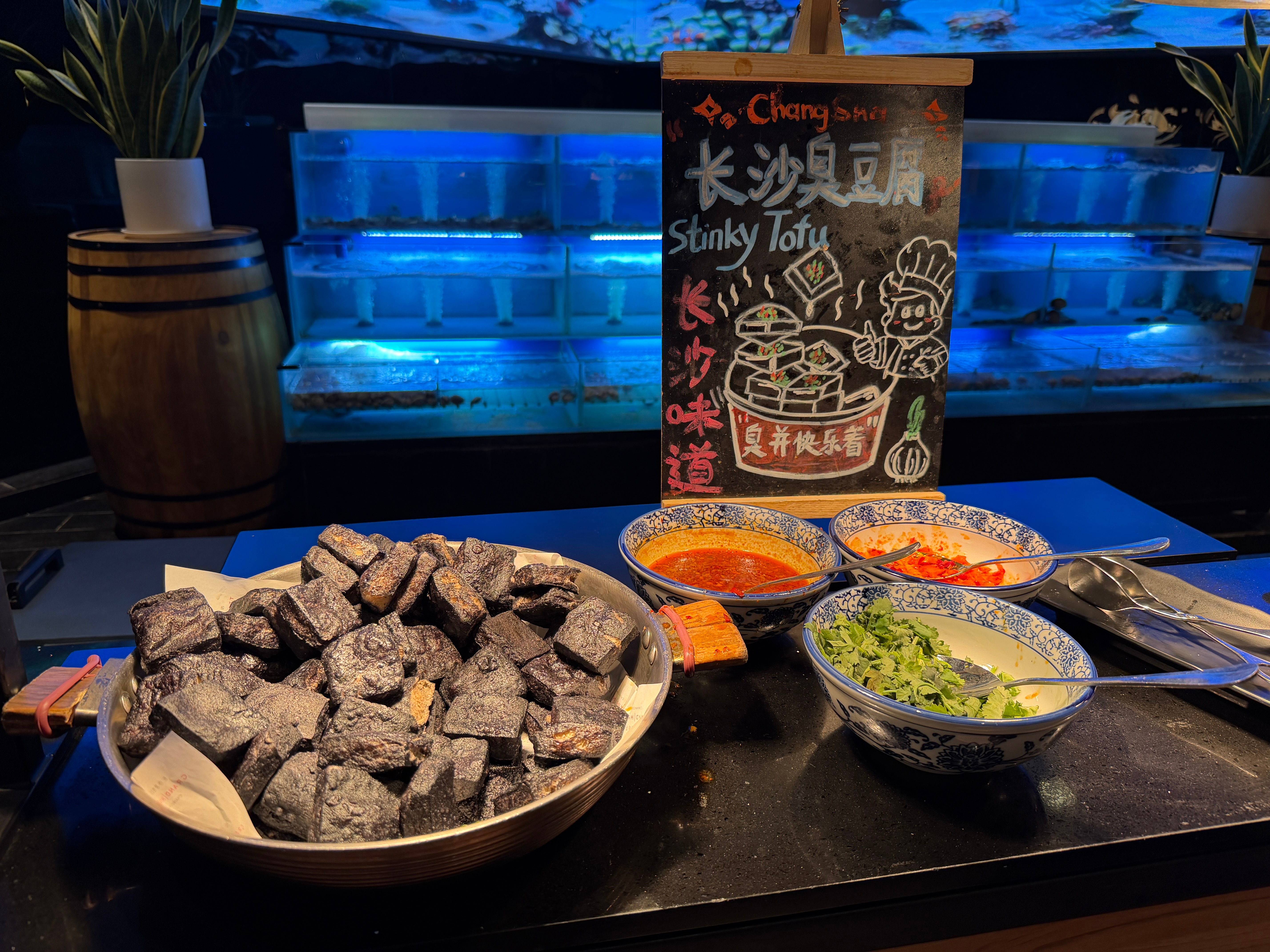 不愧是长沙…大早上就有臭豆腐但我早上起来实在是吃不下这玩意儿啊 长沙