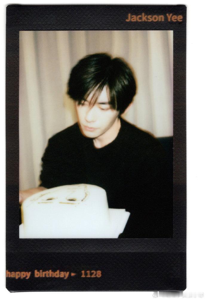 易烊千玺画生日蛋糕 易烊千玺画的25岁生日蛋糕，自画像耶易烊千玺画的25岁生日蛋