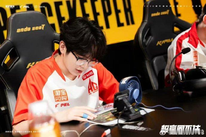 AG花花首周淘汰王 春季赛首周的淘汰王结果让人眼前一亮，AG花花用全程在线的状态