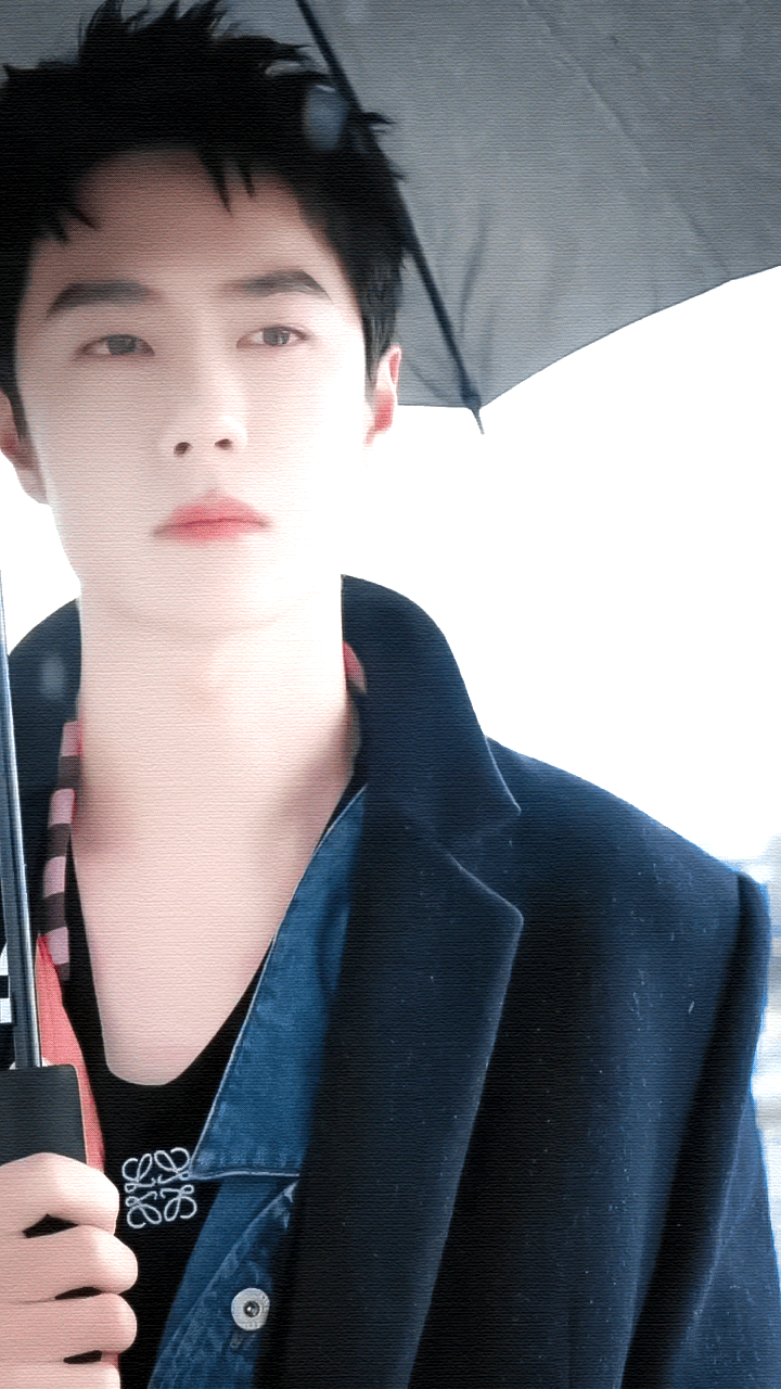 #王一博雨中撑伞转圈#今日七夕男明星营业照🈶：王一博、罗云熙、李现，你想和谁过