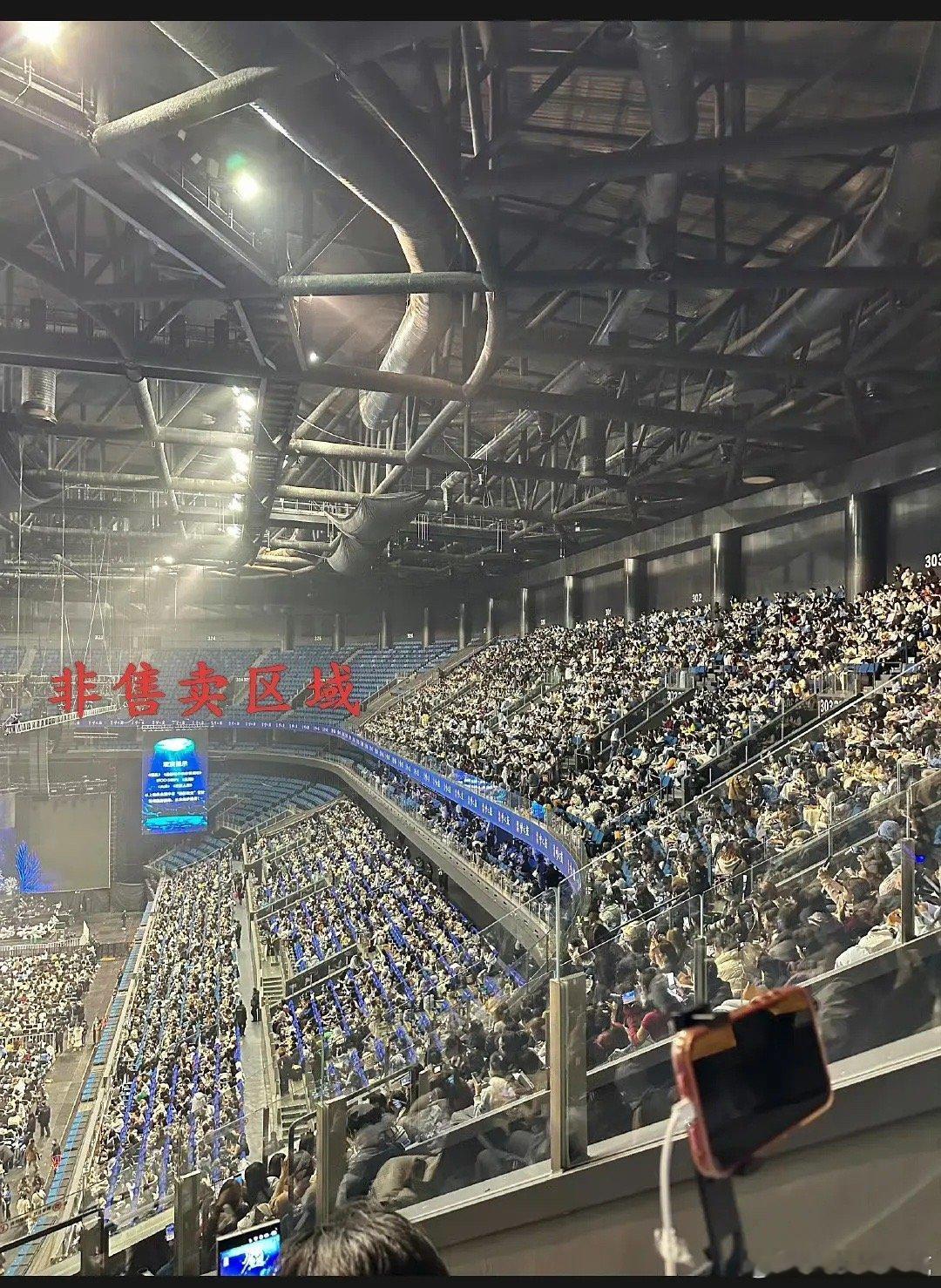 梓渝首唱演唱会上座率真的拉满了啊！！除开未开售区域，肉眼可见的座无虚席，YUNI