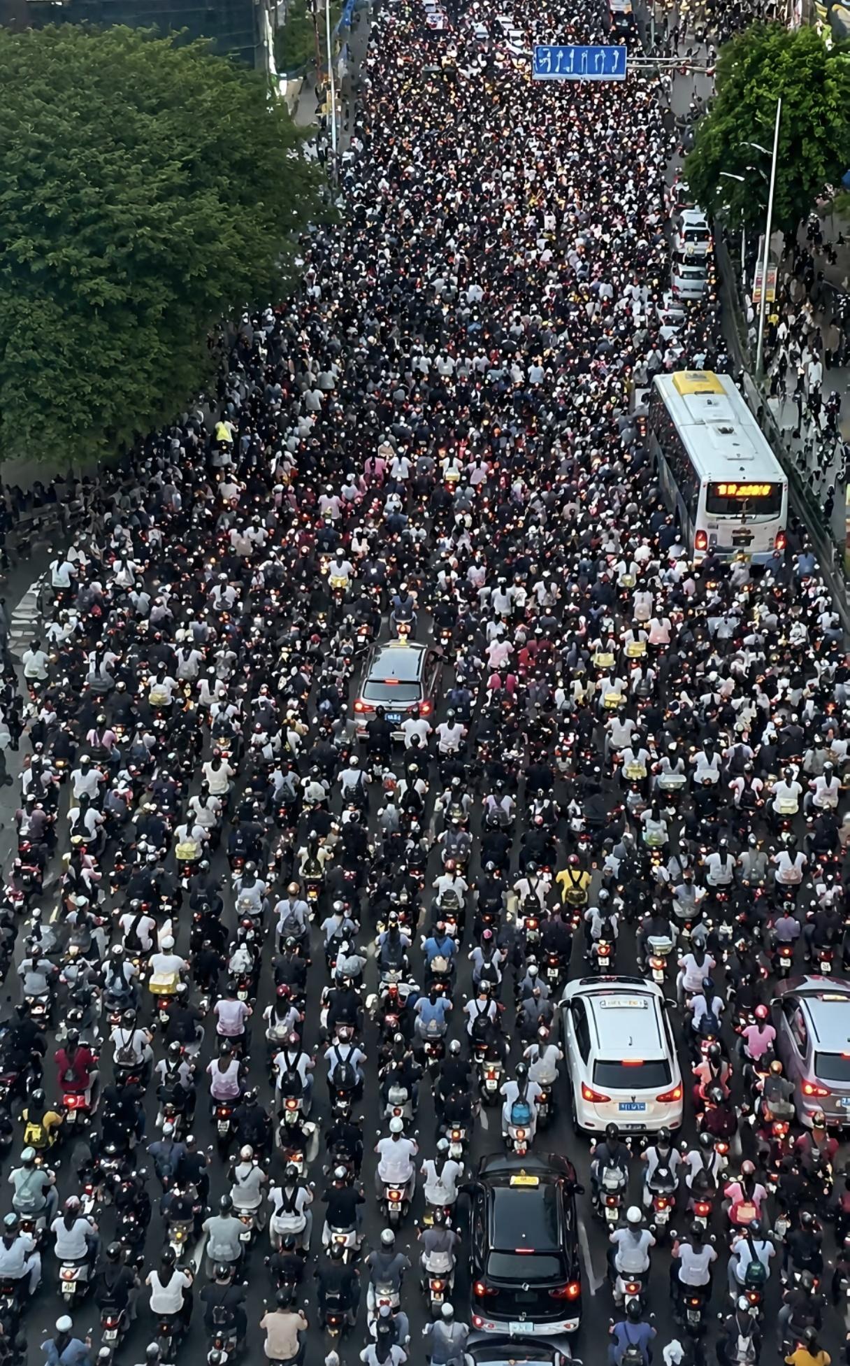 广州以前叫羊城 深圳叫鹏城
但是2026年都叫鸡城
因为电动车🛵比行人还多
满