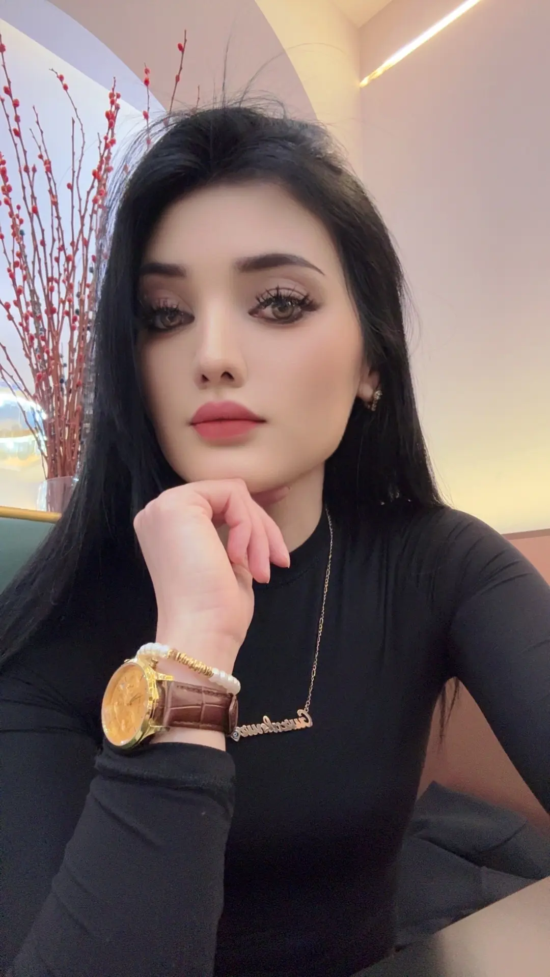 ھەركىم ئۈزىگە ياراشقان بىررەڭدە  گۈ...