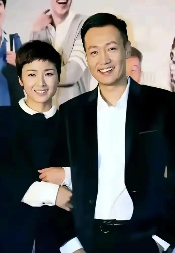 辛柏青有点飘了，不陪老婆却陪着另外一个女人！这个女的看着有点眼熟，甚至比辛柏青老