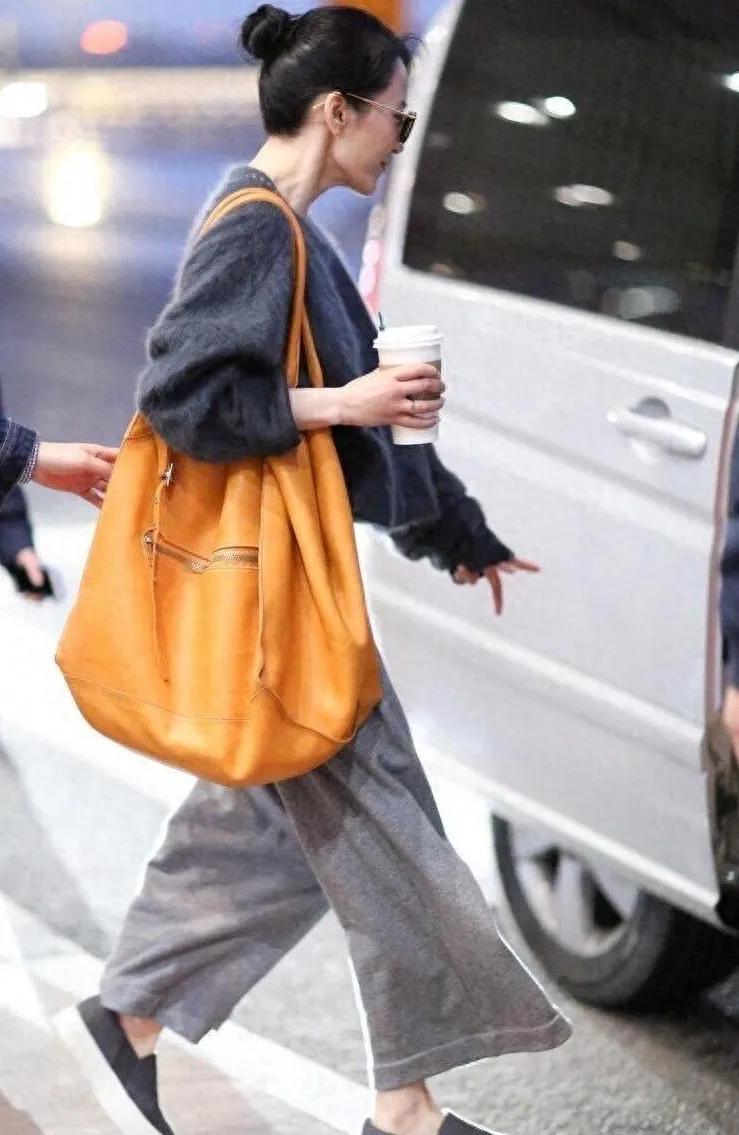 54岁俞飞鸿，把中年松弛感穿明白了
 
不扮嫩、不花哨、不紧绷
基础款随便一搭，