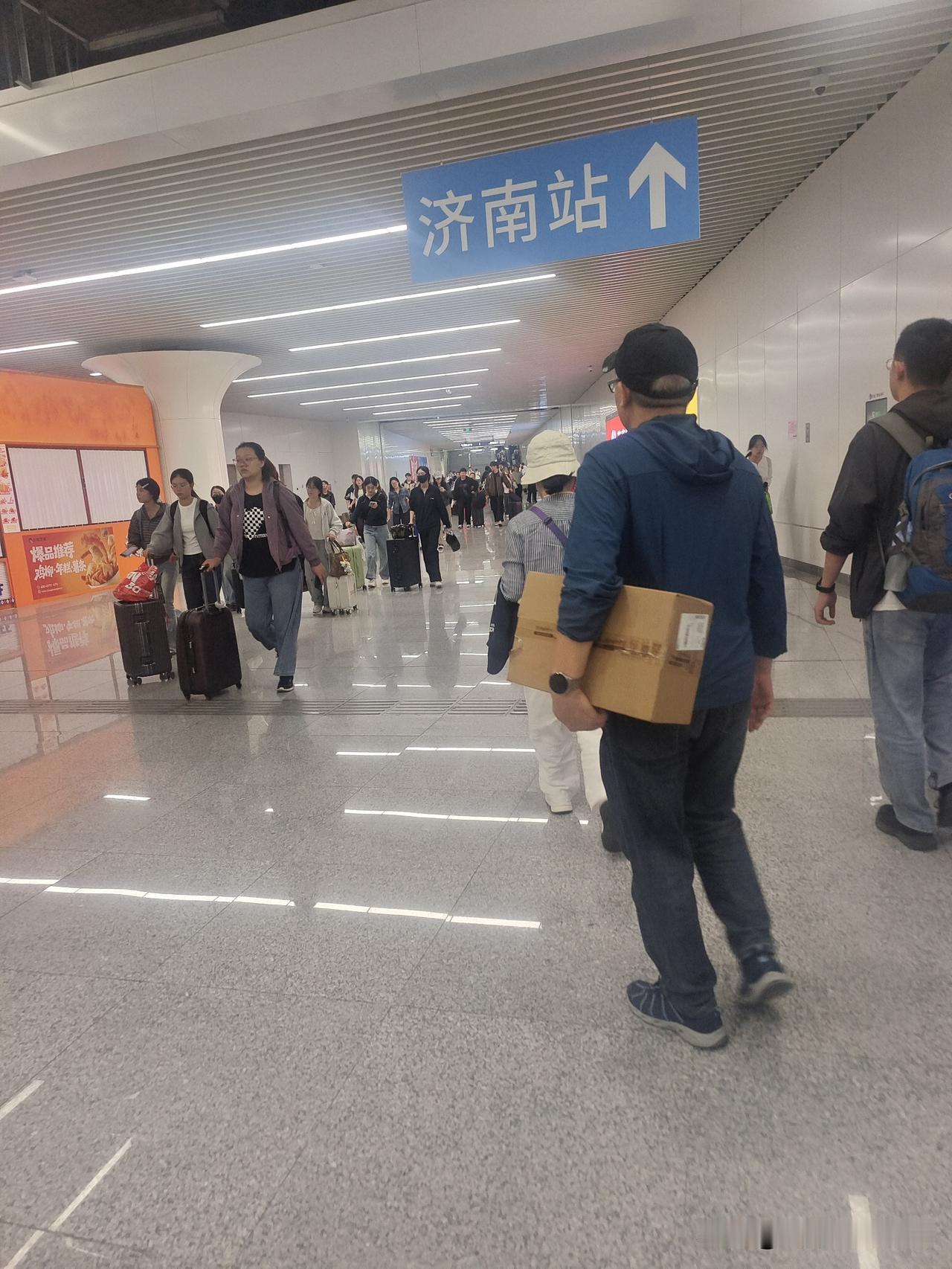 归途行至济南站
 
地铁连站通道长
游人步履赶路忙

行囊件件随身带
各赴前程向