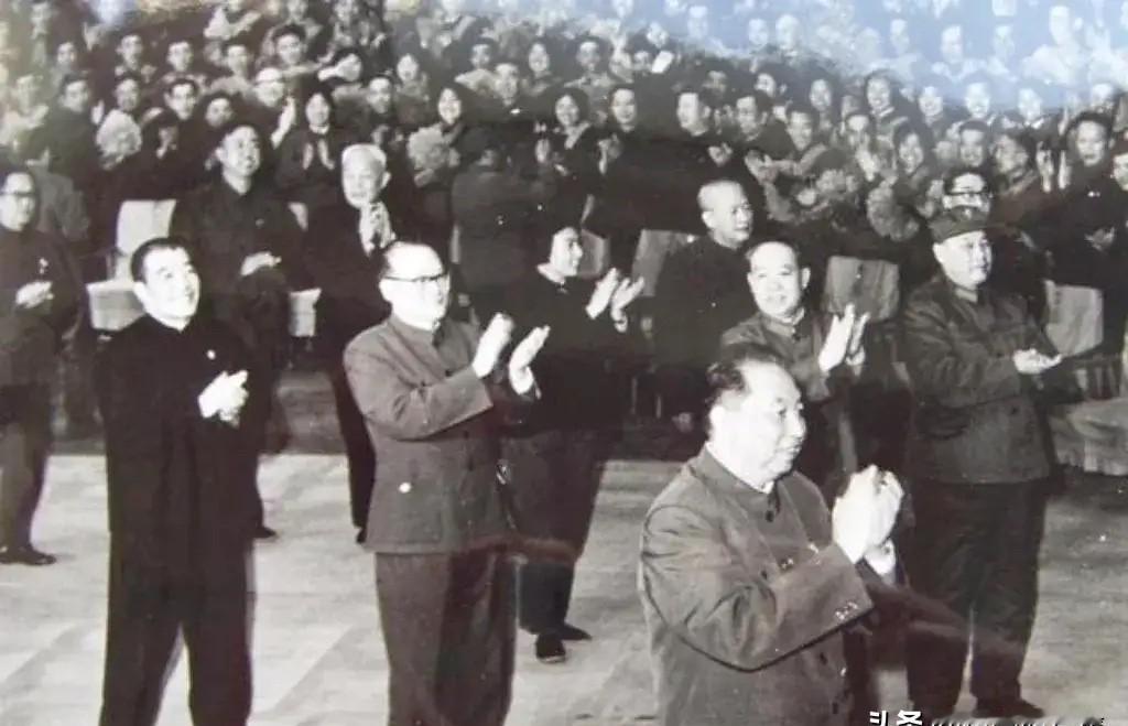 1975年9月5日，布达拉宫广场上，身着藏式对襟衫的华国锋正与任荣、阿沛·阿旺晋