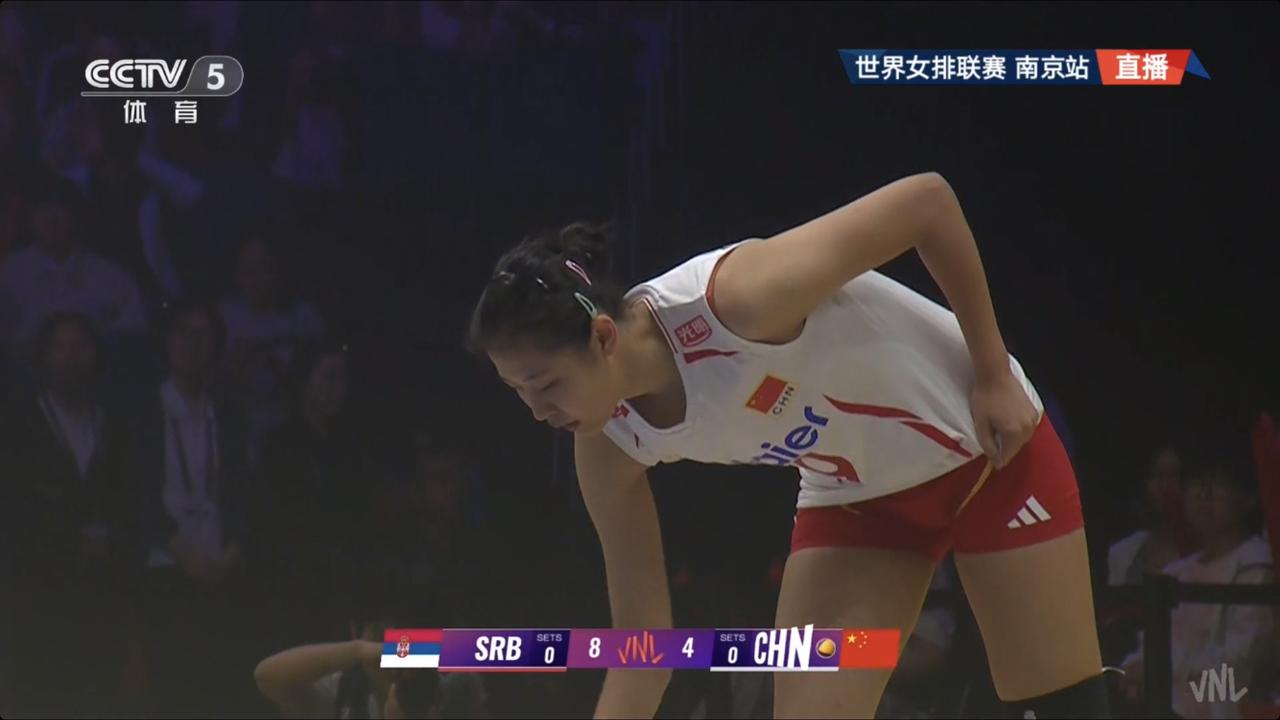 王奥芊高点背飞硬吃对手，14-14，这球真漂亮！第一局中国女排25-21暂时1: