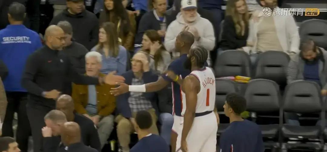 三节0失误！哈登把比赛打成教学
 
21分3板5助，出手不多，数据却干净。快船五