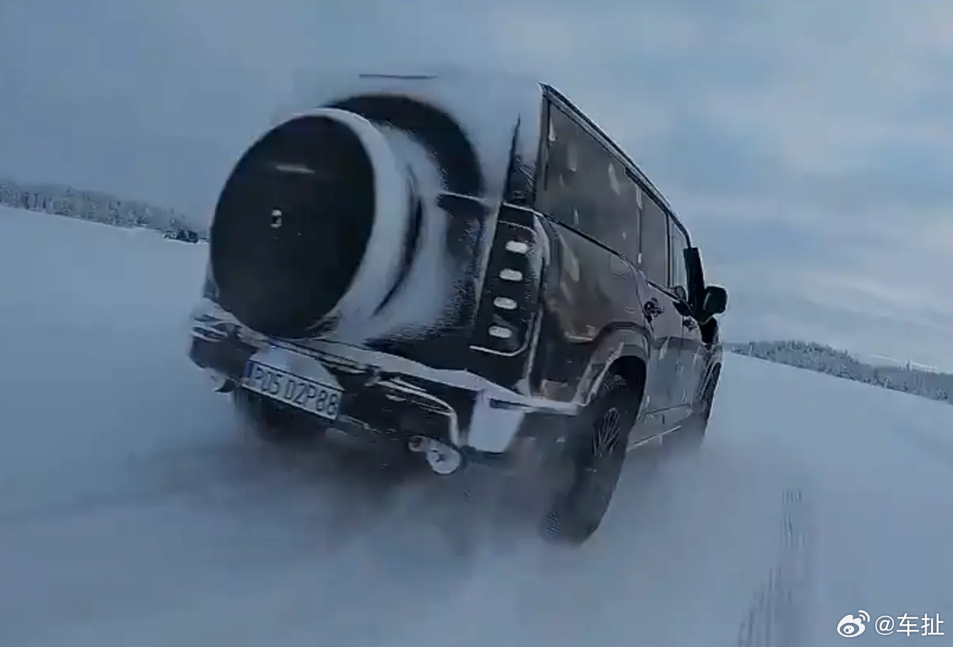 吉利公布了旗下银河战舰的谍照。这是吉利首款方盒子车型，此前消息显示其或将配备蟹行