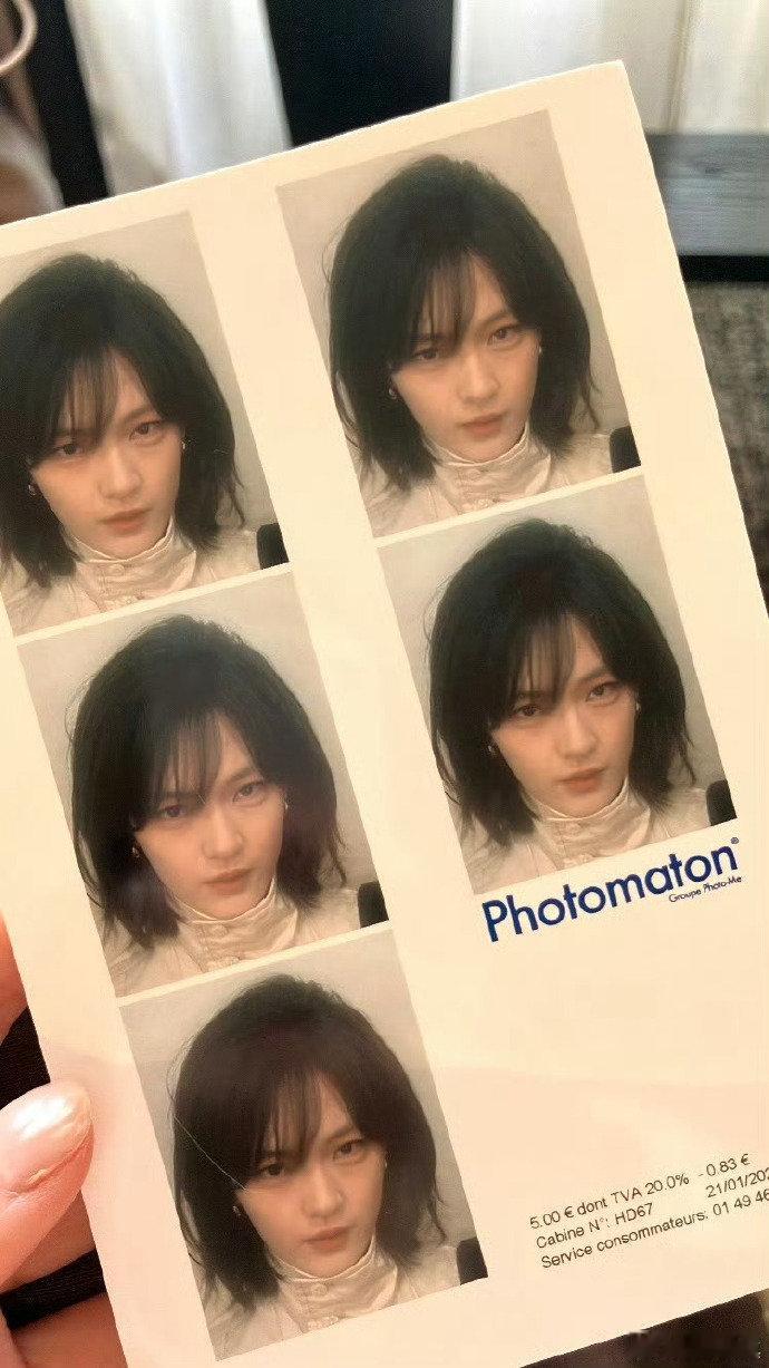 文淇的蓝色手链 文淇这抹蓝太有故事感了！大秀路透里的蓝色手链，是单亲母亲、护理员