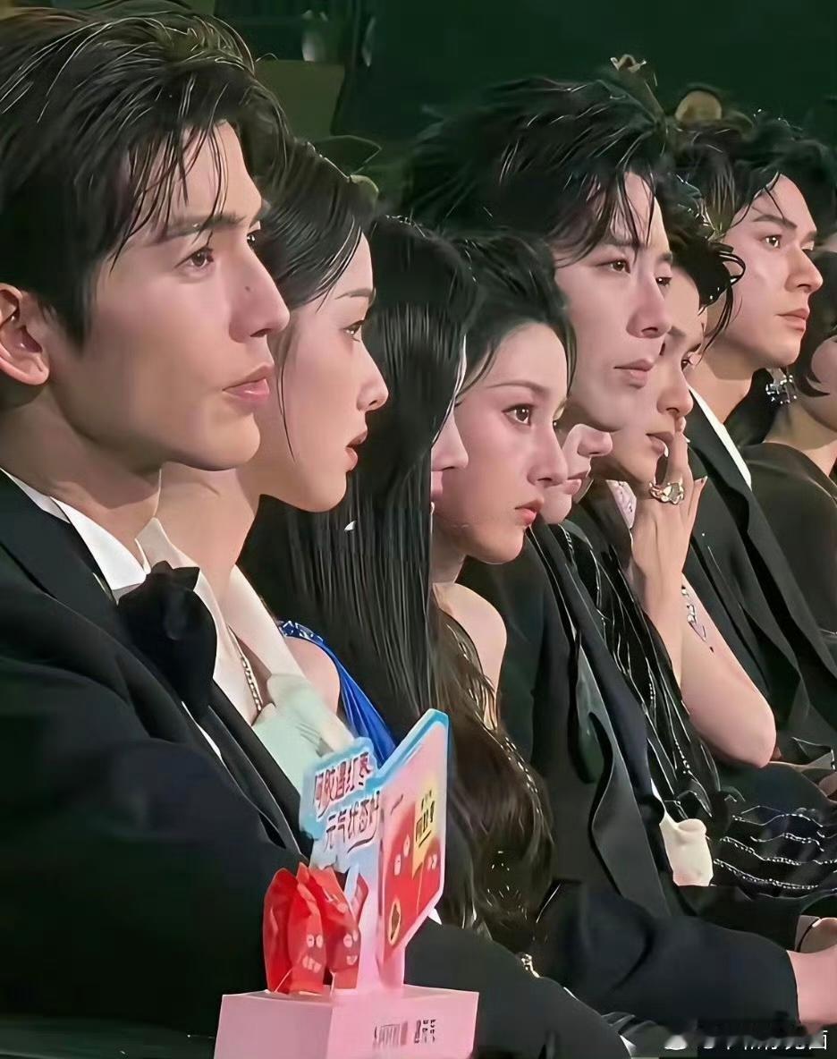 同框坐一排，才看懂鼻子对颜值有多关键我刷到这张活动台下的同框生图，一眼就被震撼到