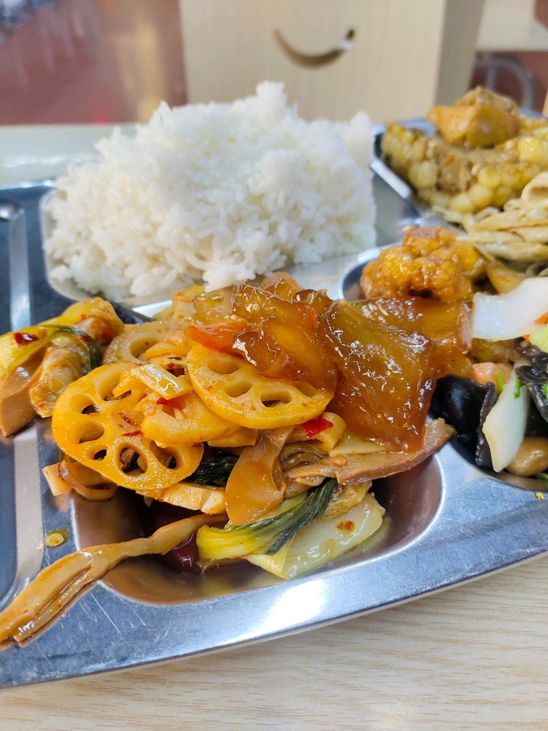 在医院出来，走着到美食城，要的盒饭，啥菜都有，随便点，12元一份，我一会再要个麻