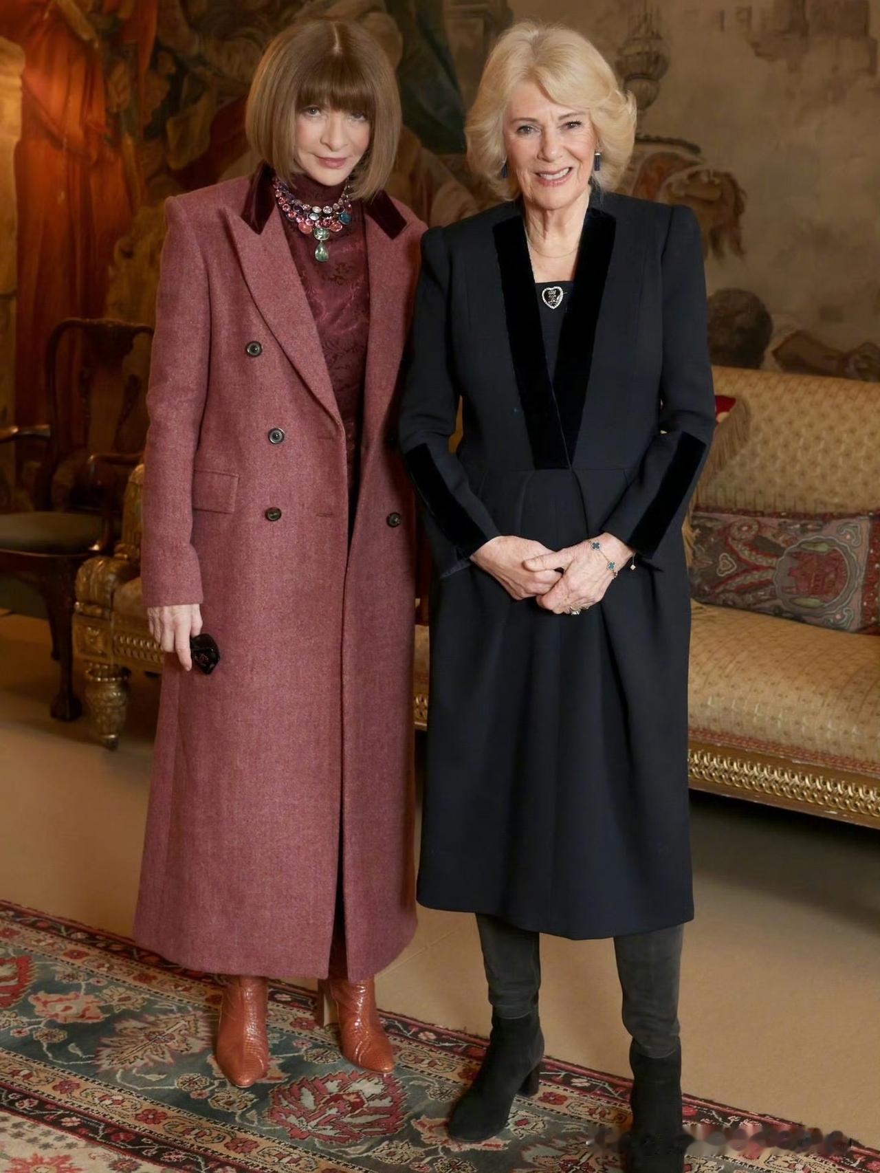 伦敦时装周开幕之际，卡米拉王后在克拉伦斯宫会见了安娜·温图尔！好久不见王后，感觉