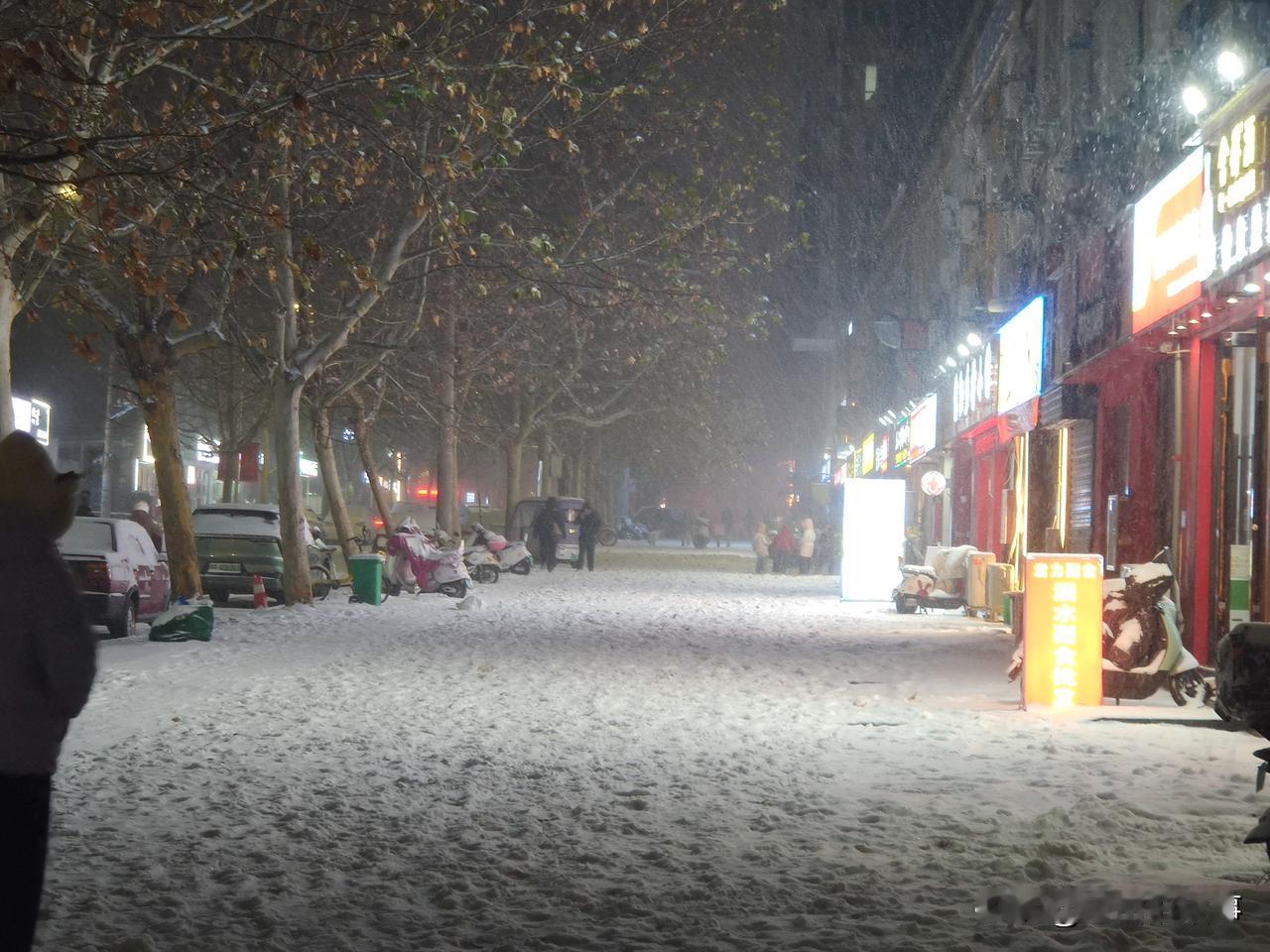 2026年的第一场雪，于元月19日晚上七点半左右开始变大，持续下到了九点左右逐渐