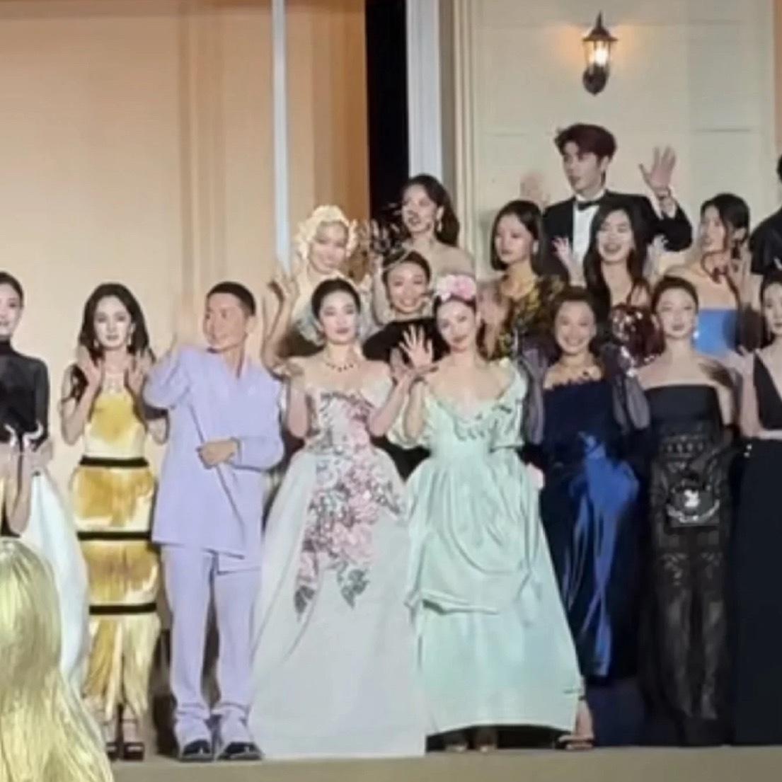 妈耶 刘亦菲颅顶也太高了吧头圆圆的五官真的好正啊，脸型流畅，头型饱满，三庭五眼极