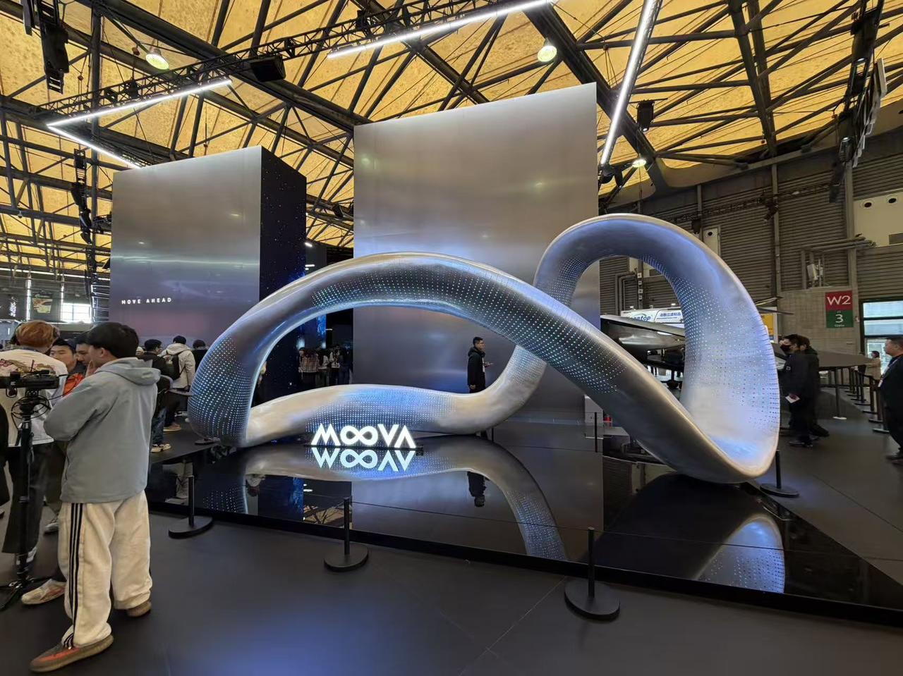 今天在AWE现场打卡了MOVA硬核体验馆，从天上飞的飞行汽车，到地下跑的高性能G