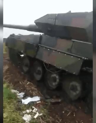 终于活捉了“豹”——俄军发布的最新视频显示，一名激动的俄罗斯士兵在几辆装甲车辆残